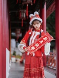 YITUYU艺图语 2025.01.31 红韵倩影 · 新年少女写真 甜心小鹿(24)